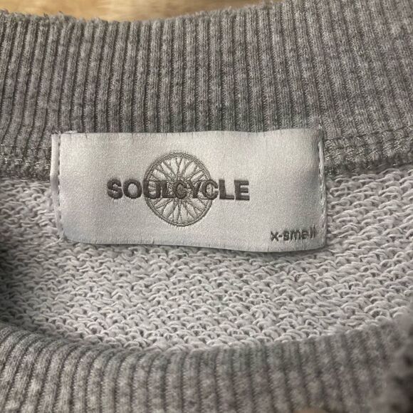 Soulcycle, Gray Long Sleeve Cropped Distressed Sweatshirt Skull Logo Women’s XS - Picture 6 of 12
